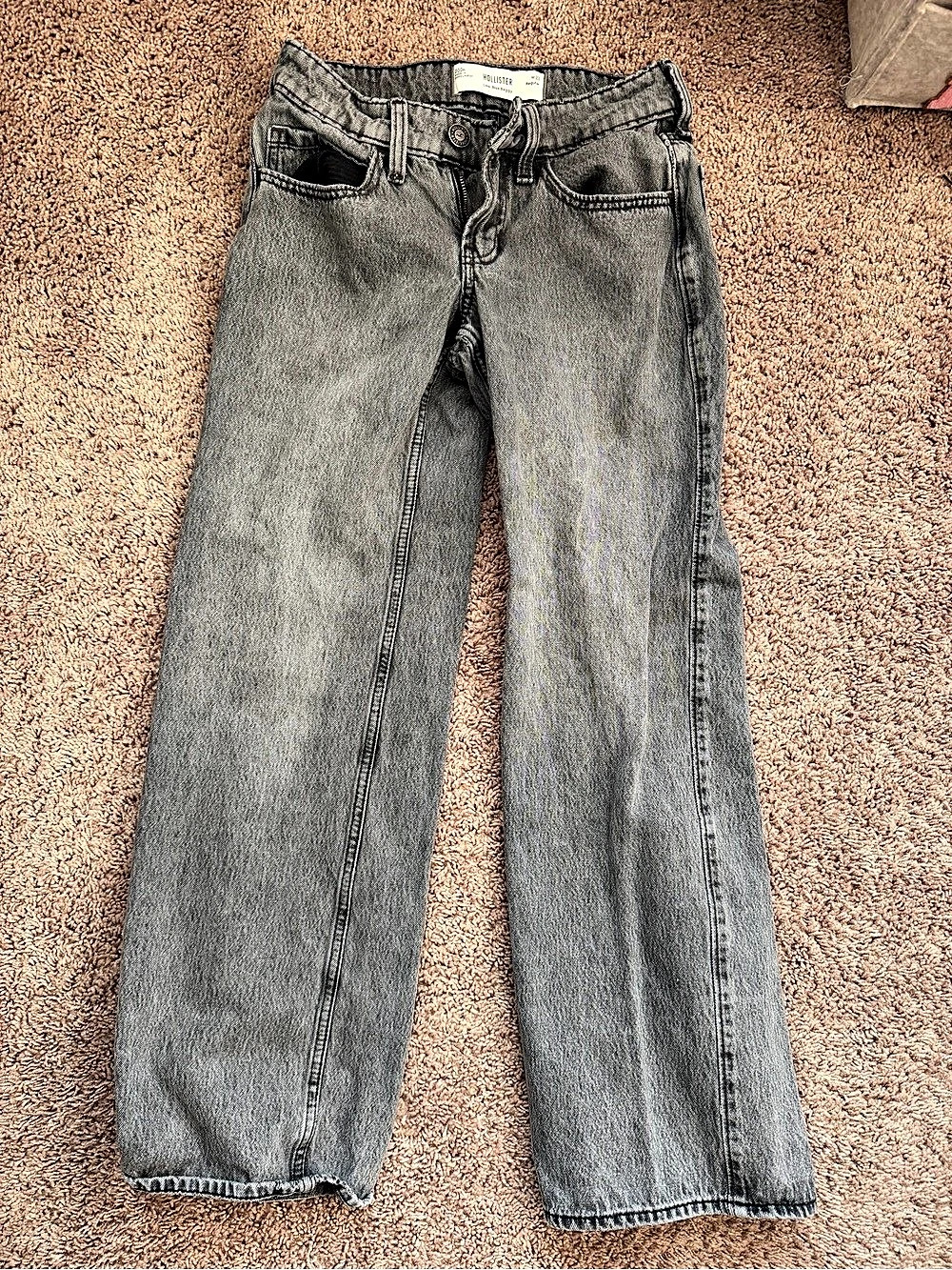 Hollister Low-Rise Baggy Jeans Gray Straight Leg Jeans Waist 23